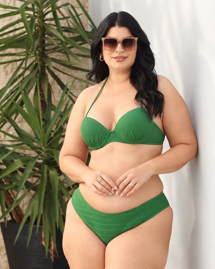 Modelo plus size de biquíni verde
